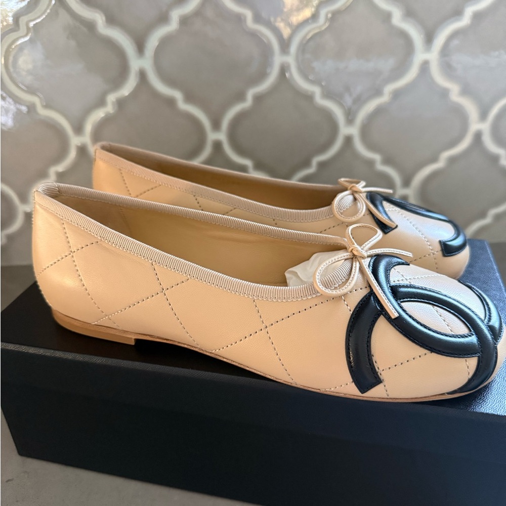 BNWT Chanel 26M Coco Beach Beige/Black CC Logo Leather Ballerina Flat, Size 38